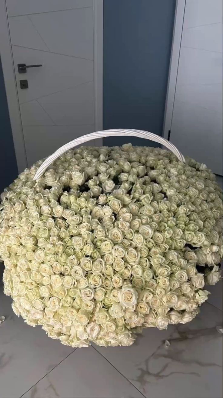 Колосална кошница с 1001 бели кустови рози