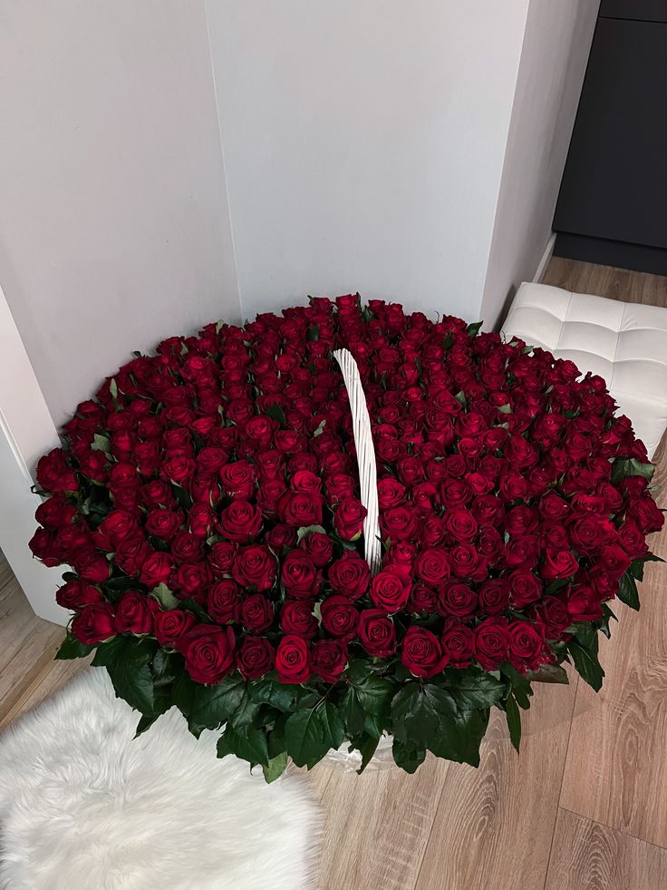 Грандиозна кошница с 301 червени рози "Ред Наоми"